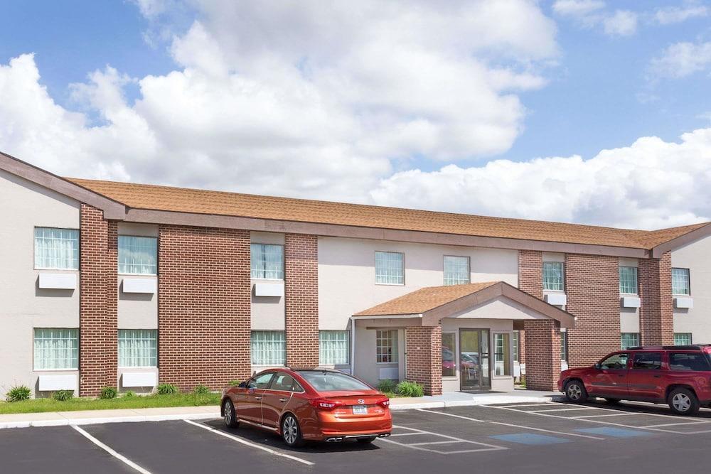 Baymont By Wyndham Beloit Hotel Exterior photo
