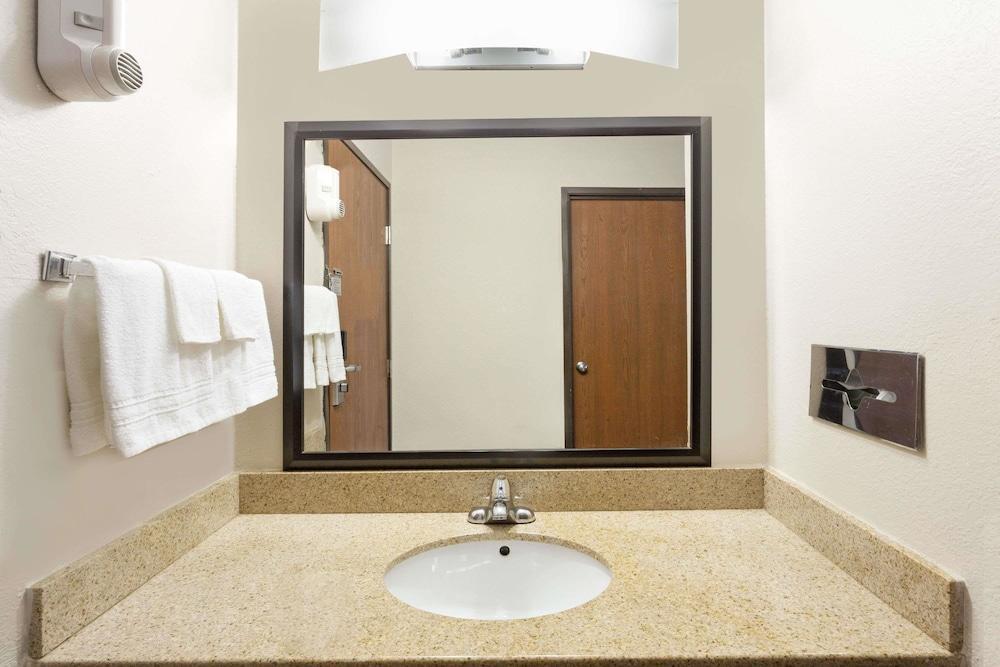 Baymont By Wyndham Beloit Hotel Exterior photo