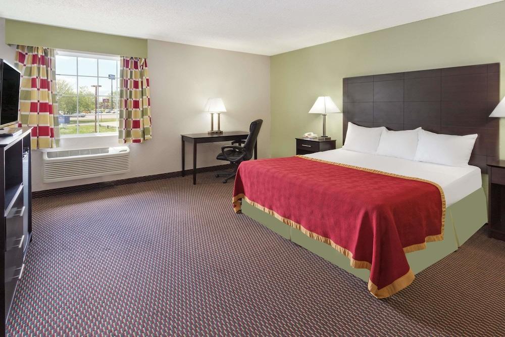 Baymont By Wyndham Beloit Hotel Exterior photo