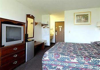 Baymont By Wyndham Beloit Hotel Exterior photo